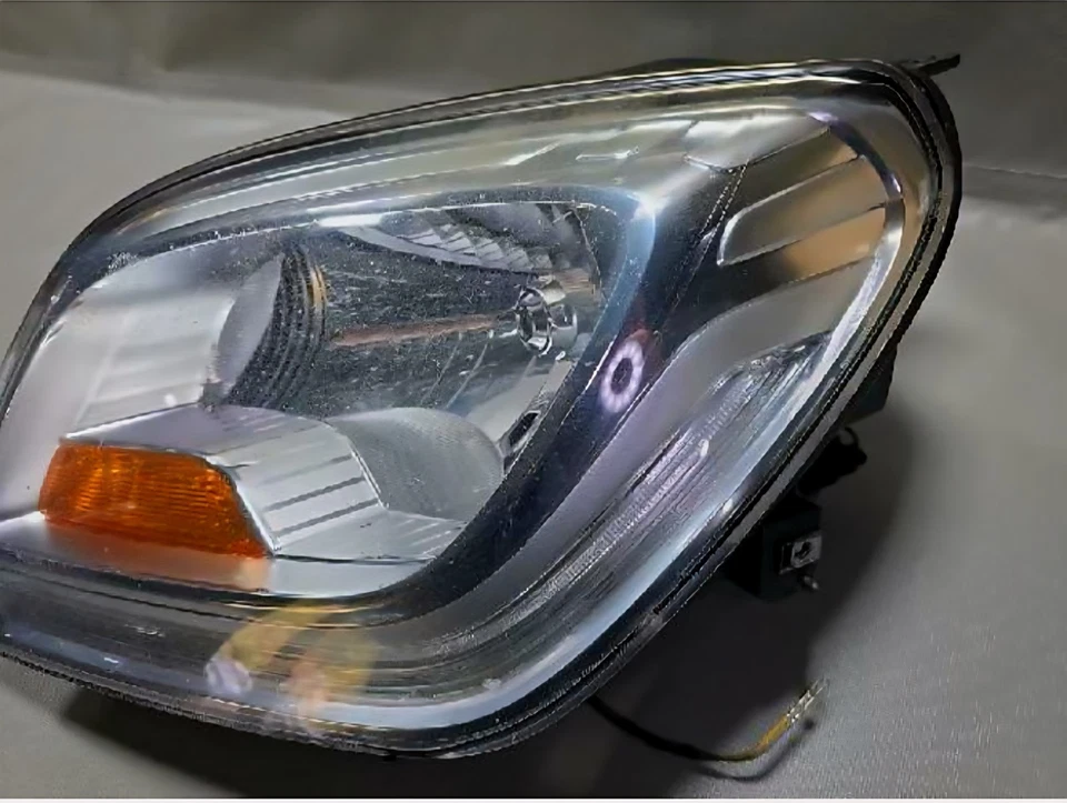 GM Daewoo Orlando 2015 Headlight – Left or Right – Genuine OEM Used - Image 2 of 4