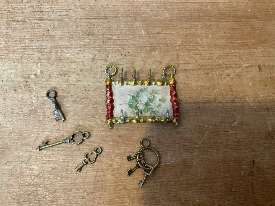 Antiguo llavero alemán de metal suave para casa de muñecas con llaves Foto 2 de 3