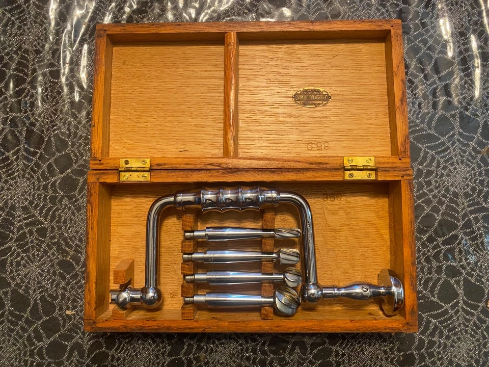 Antiguo taladro de trepanación quirúrgica Foto 2 de 2