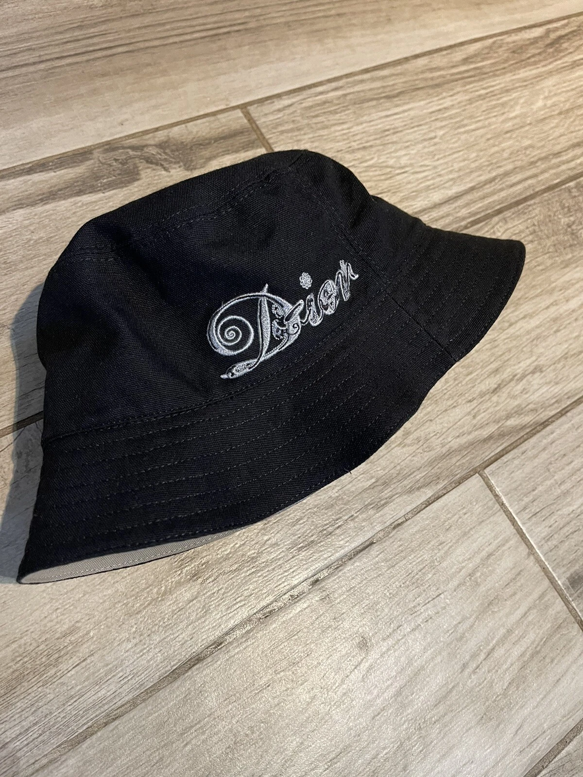 Chapeau seau Dior 100% authentique