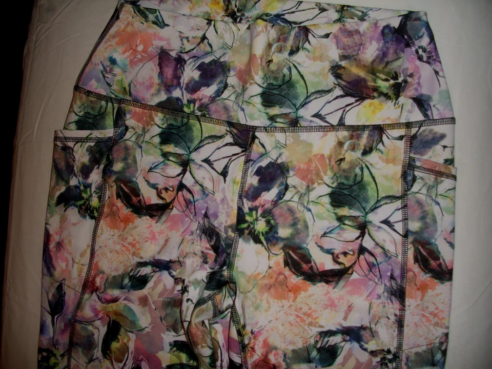 PANTALONES DE YOGA/EJERCICIO FLORAL BLANCO CON AZUL MARINO Y PASTEL--EXCELENTES Foto 4 de 4