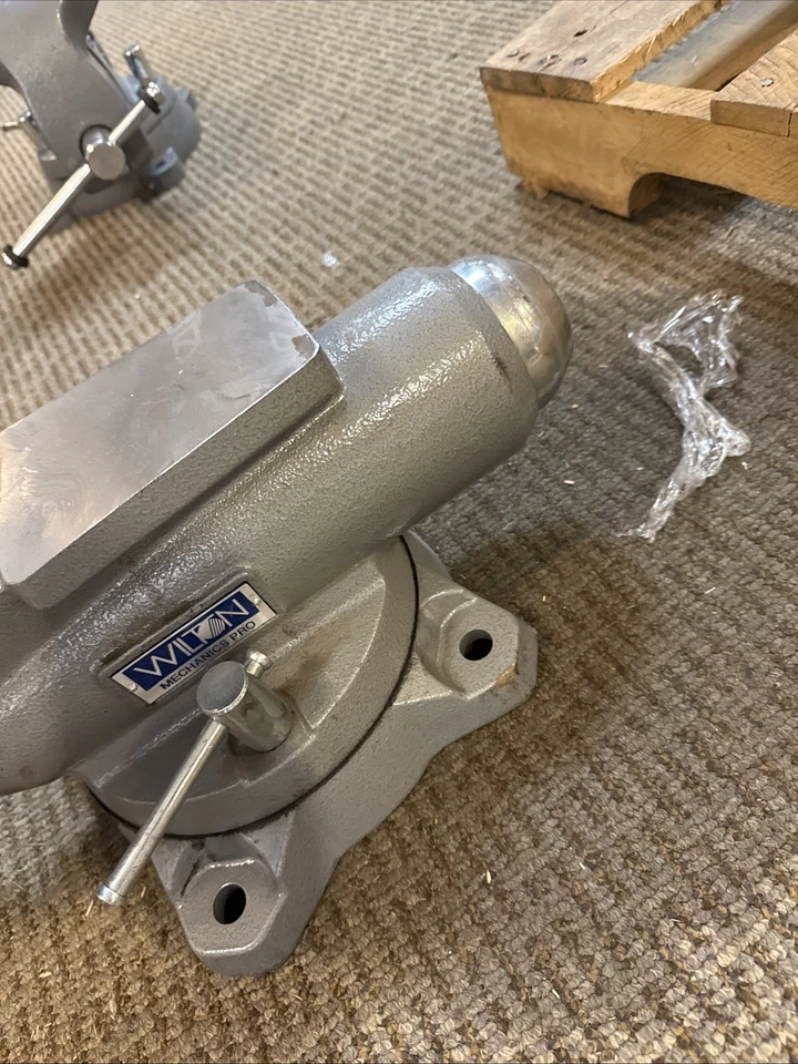 Tornillo de banco Wilton 880M, 8" Mechanics Pro, apertura de 8-1/2", garganta de 4-1/2", BLEMI. Foto 4 de 4