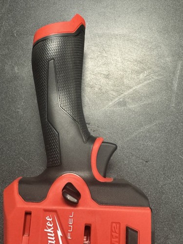 Milwaukee Hedge Trimmer M12 - Picture 8 of 12
