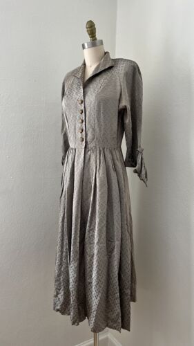 1940s 1950s Grey Silver  Vintage Dress Wounded Bir