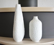 VEB Kunstporzellan Ilmenau GDR DDR  2 Vasen Weiß Biskuit Relief Sammlerstück