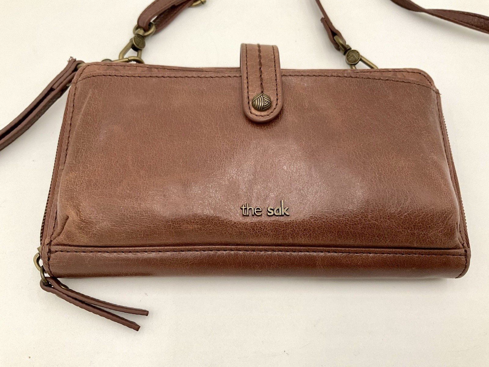 The Sak Iris Smartphone Leather Crossbody Clutch Wallet Wristlet Brown READ