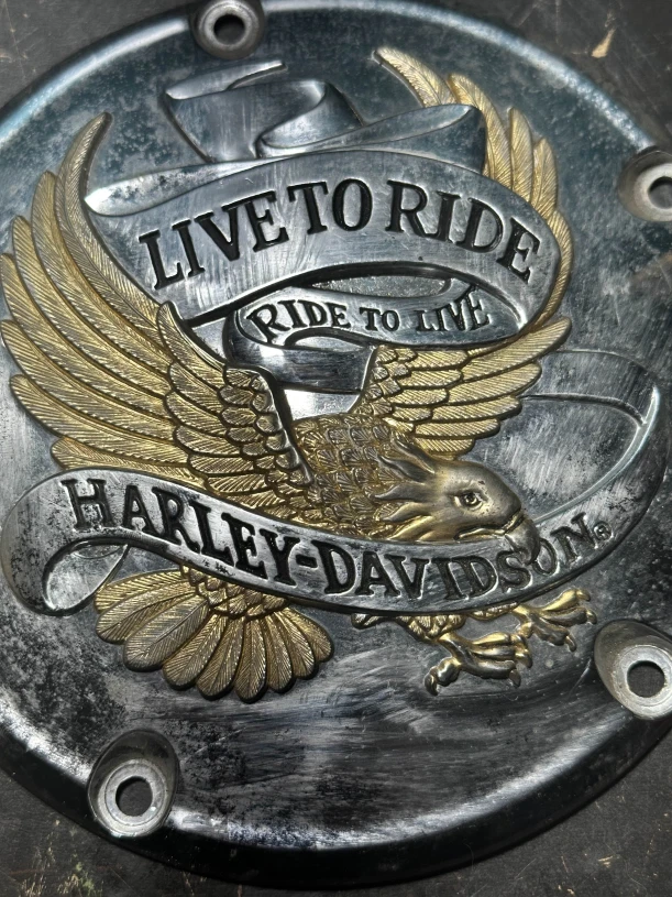 Cubierta Harley Davidson Derby / Iron Eagle / Live to Ride to Live Gold H-D Foto 3 de 4