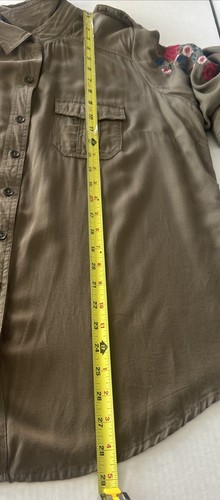 Dunkelolivgrün mit bestickten Blumen Langarmshirt Torrid Gr. 00 Viskose - Bild 7 von 8