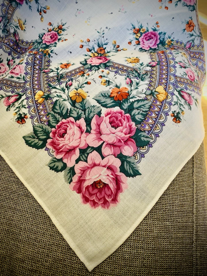 💐 Pavlovo Posad 100% Wool Scarf – 70 x 70 cm, 27.5 x 27.5 in – Delicate Floral - Image 3 of 4