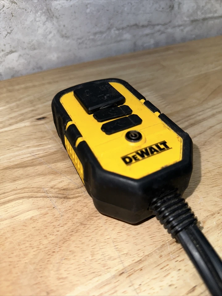 DEWALT DXAEPI140 Power Inverter 140W Car Converter: 12V DC to 120V AC Power Outl - Image 3 of 4