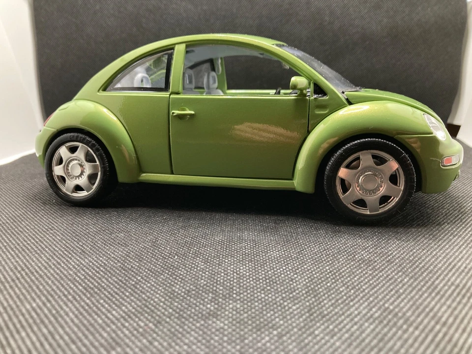 Bburago Volkswagen New Beetle 1998 scala 1:18 senza scatola - Immagine 2 di 4