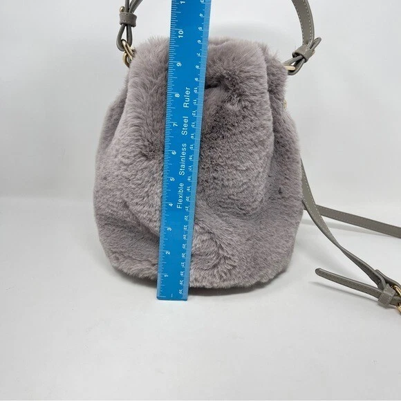 Bolso bandolera pequeño gris con cordón Street Level de piel sintética de felpa Foto 4 de 4