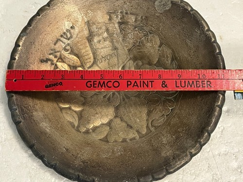 Vassoio piatto vintage Judaica tono argento metallo ebraico scritte uva piedi ciotola 11" - Foto 11 di 13