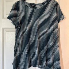 BNWT Vera Wang Textured Swing Tshirt In Shades Of Green - Size L