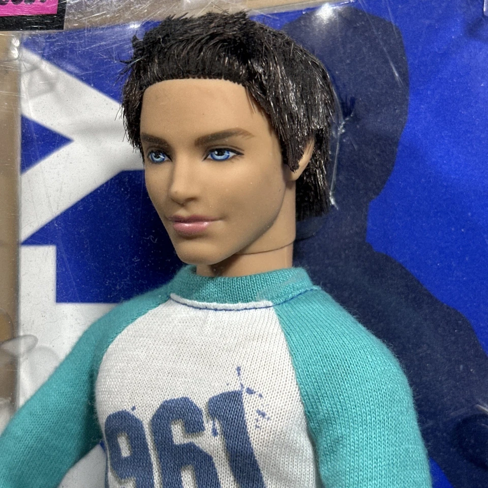 100 多个姿势的 Ken 时尚达人。 美泰版 2010 芭比娃娃 — 第 3/4 张图片