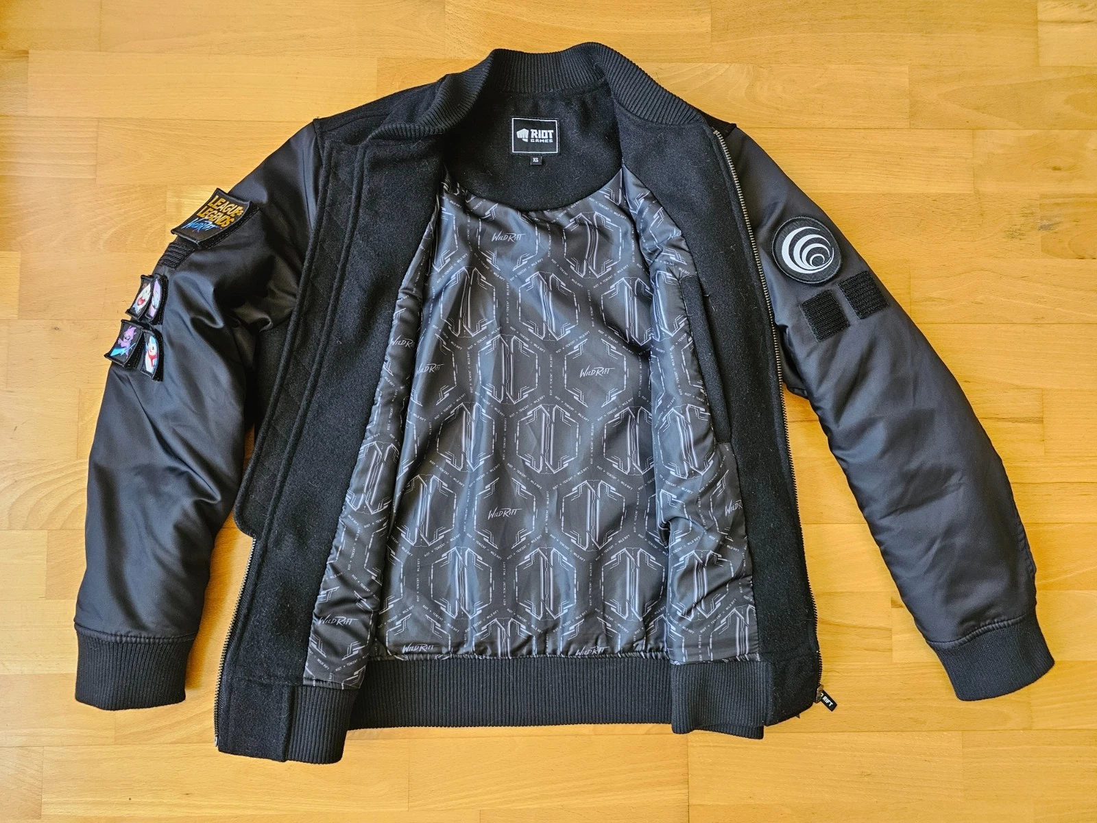 Riot Games League of Legends Wild Rift Varsity Bomber Jacket Black XS Rare - product detail image 2
