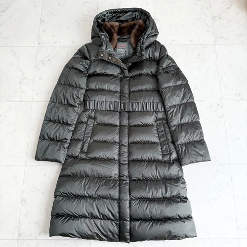 Manteau long à capuche Prada fourrure de vison triangulaire logo plaque kaki luxe