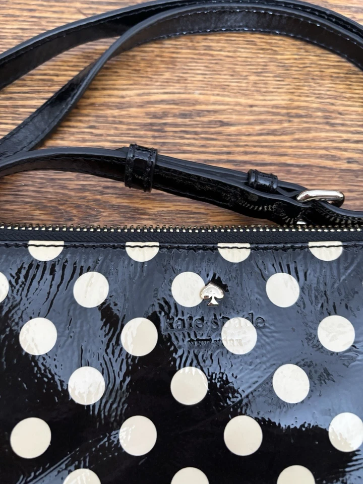 Kate Spade Carlisle 小号斜挎包黑色和奶油色圆点专利钱包 — 第 2/4 张图片