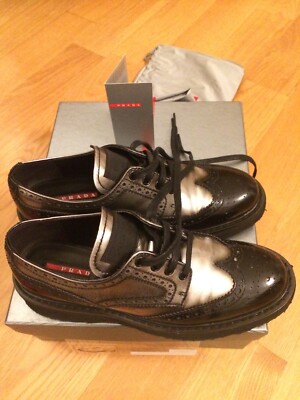 Prada Leder schwarz und grau Oxford Brogue Derby Schnürschuhe Gummisohle