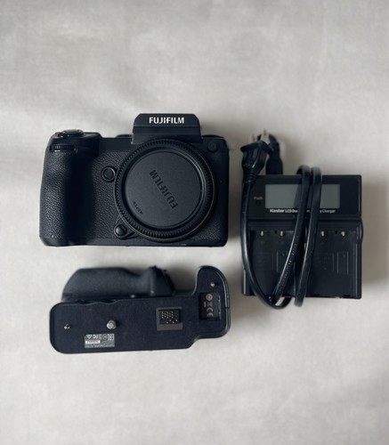 Fujifilm GFX 50s Camera Body with Battery Grip and Charger - Picture 6 of 8