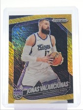 JONAS VALANCIUNAS 2024-25 PANINI PRIZM BLACK GOLD SHIMMER KINGS /10 Q6846