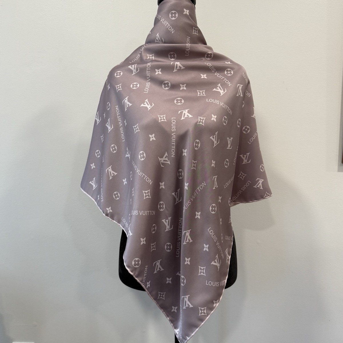 Louis Vuitton Logo Silk Scarf 90 Carré Dusty Mauve Made in Italy