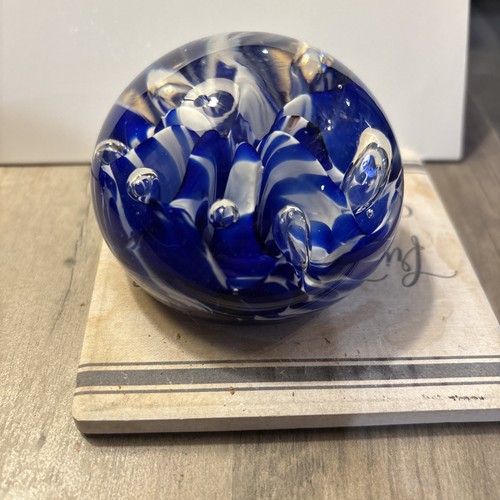 Vintage 1972 Maude and Bob St. Claire Art Glass Paperweight Blue/white Flowers - Picture 9 of 10