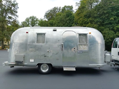 AIRSTREAM LAND YACHT GLOBE TROTTER 18 FT ALUMINUM CAMPER RV GARAGE FIND SUVIVOR