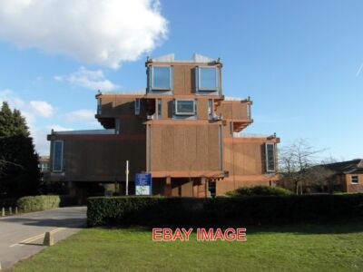 PHOTO  READING MODERN UNIV BUILDING (4)