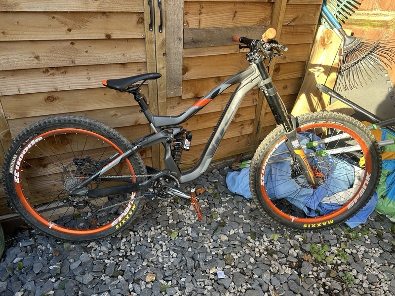 Vitus Dominer Downhill Custom W Nukeproof Handle Bars Full Suspension RockShock