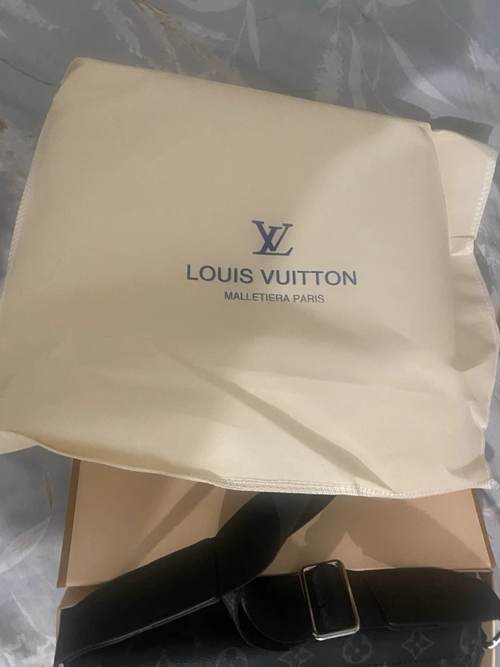 Side Bag messenger Men Brand New With Tags Never Been Used Black Colour - Image 2 of 4