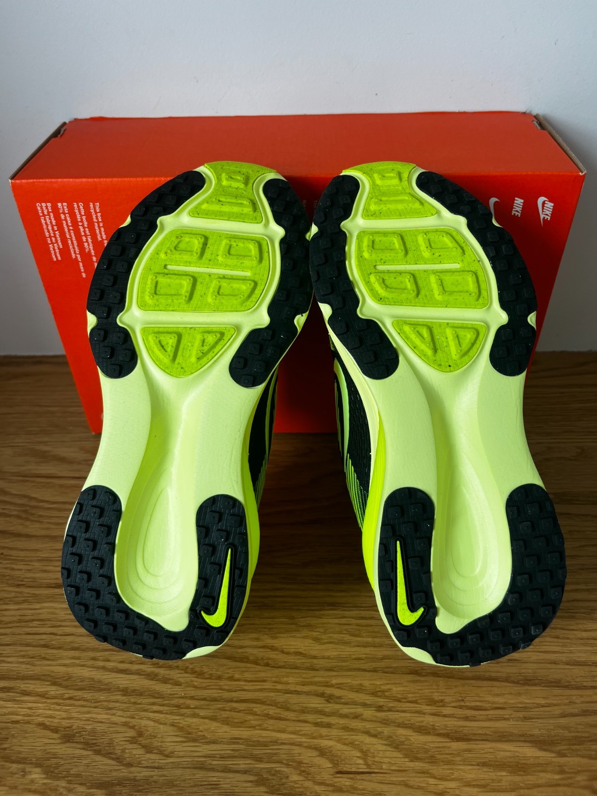 Nike Vomero 18 Femme 37,5 Black Volt Cyber Noir Neuf Running HM6804-008 4
