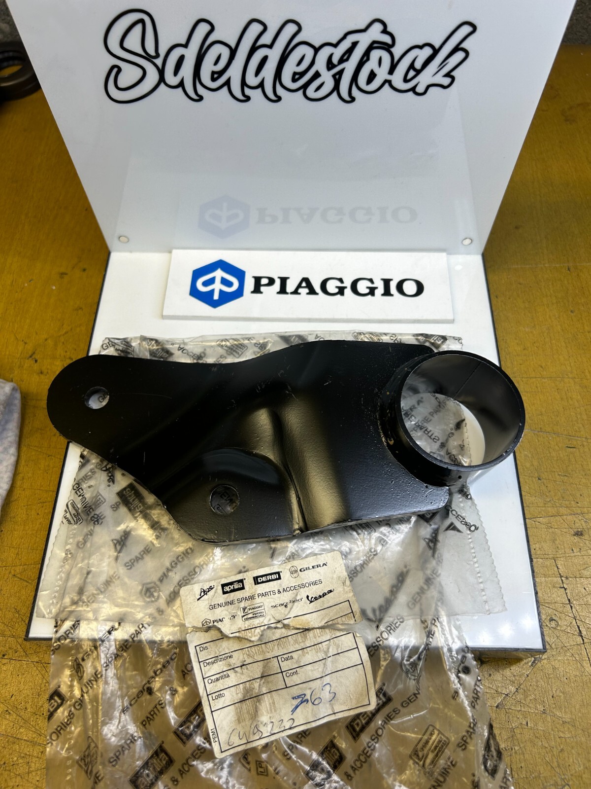Support droit bras oscillant Piaggio MP3 400 d'origine 649232