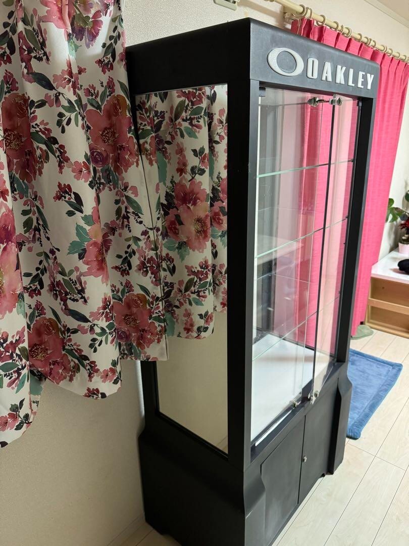 Oakley Display Showcase 89.5 x 183 x 53cm Fashion Accessories