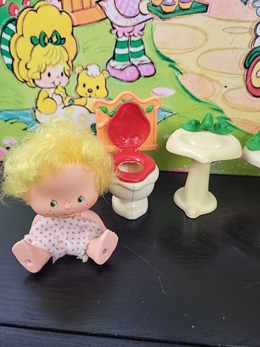 Vtg Strawberry Shortcake Berry 3 Happy Home Bathroom Items & 2 Dolls - Picture 3 of 24