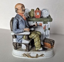 VINTAGE CERAMIC BISQUE FIGURINE Old Man Reading Chic 80's- 90's Repro Fairing 
