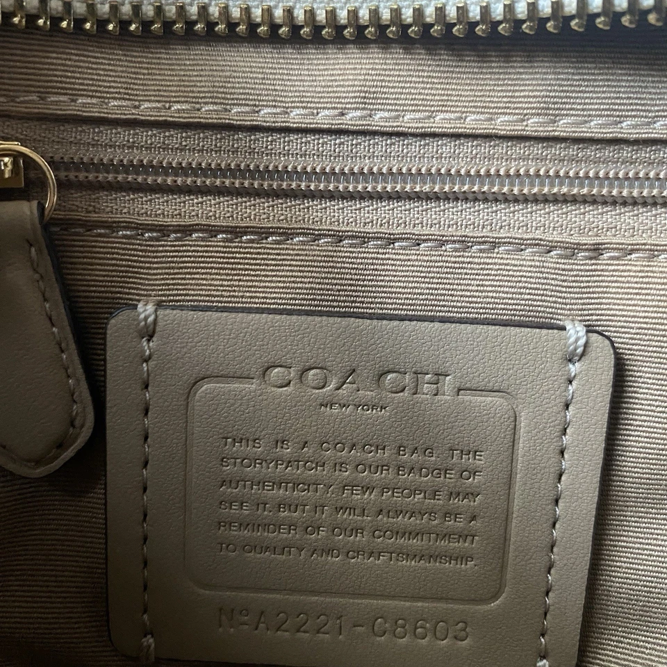 Bolso Mochila Coach Mini Charlie Cuero Guijarro Blanco Con Dorado En muy buena condición Foto 4 de 4