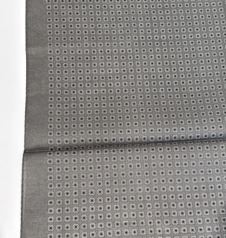 NOVO COM ETIQUETAS LENÇO MASCULINO BURBERRY cinza geométrico BOLSO DE ALGODÃO QUADRADO 20” - Imagem 4 de 4