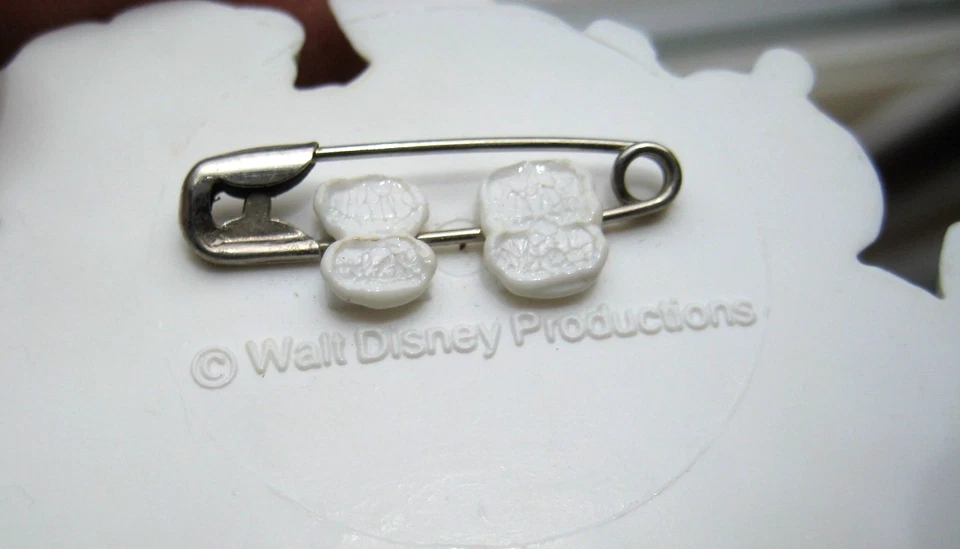 Rare Plastic Pin Badge Return to Oz Film Movie Walt Disney GUMPS COUCH FLYING - Image 4 of 4