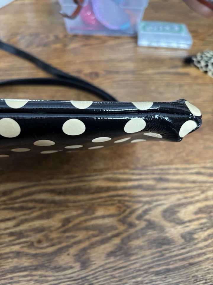 Kate Spade Carlisle 小号斜挎包黑色和奶油色圆点专利钱包 — 第 3/4 张图片