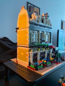Pre-owned Lego modular Creator Expert Parisian Restaurant RETIRED  set # 10243