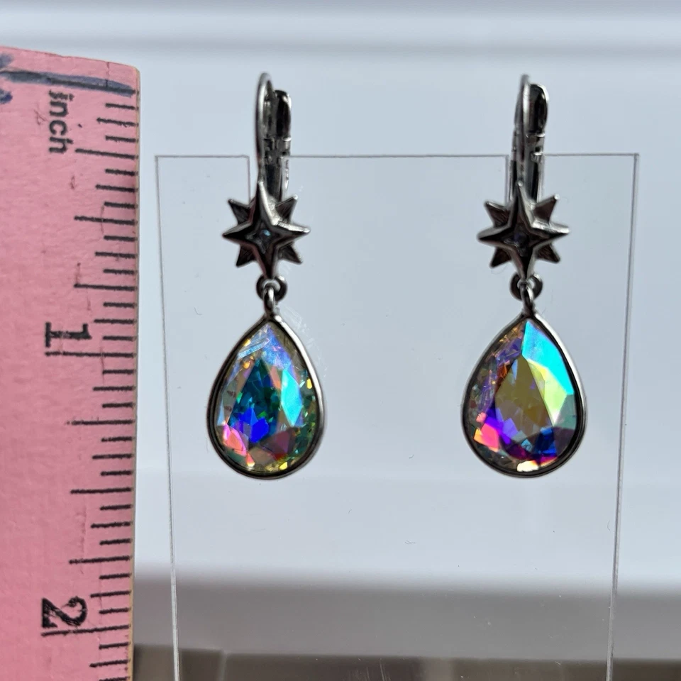 Brincos KIRKS FOLLY Aurora Borealis facetados gota de lágrima tom prateado - Imagem 4 de 4