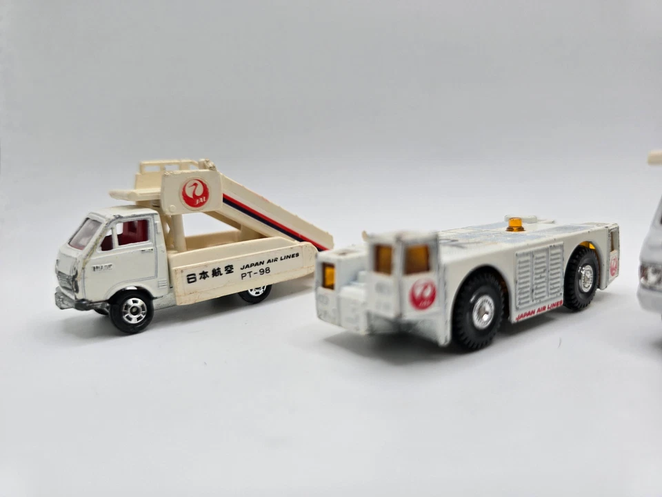 LOTE DE 3 Tomy Tomica JAPAN AIRLINES #38/50 #95 #35/36/37 remolcador/escalera/remolque del aeropuerto Foto 2 de 4