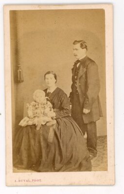 CDV FOTO 1860 Tours Duval, eine Familie posiert mit ihrem Baby Mode Fashion