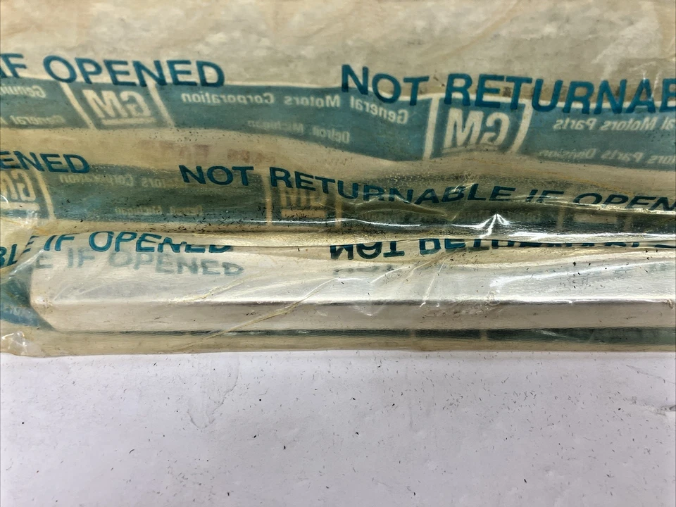 Novo OEM GM LH 1/4 acabamento inferior de janela 20294862 1982-87 Chevrolet Celebrity (Bin88) - Imagem 4 de 4