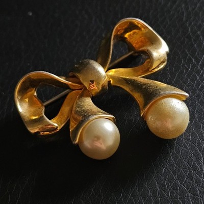 Brosche Schleife Schmetterling Goldband Perlen Modeschmuck Trend Vintage