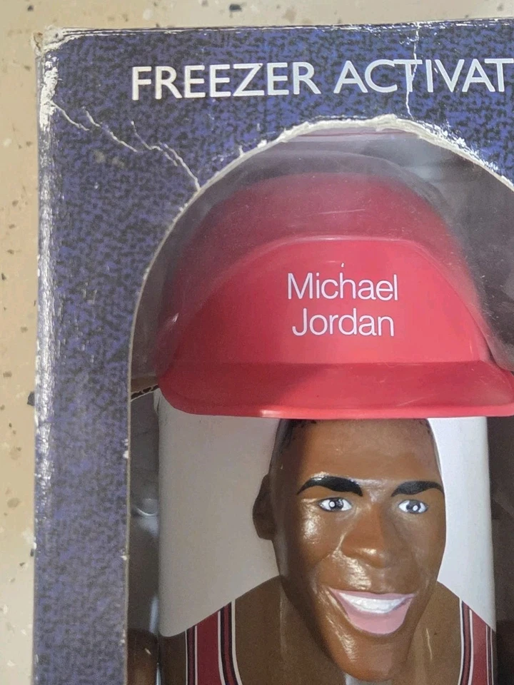 Copo colecionável tamanho duplo Michael Jordan Puppet Kooler NBA na caixa - Imagem 4 de 4