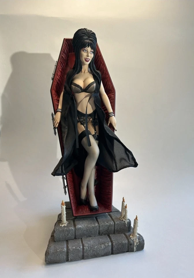 Figura Elvira en ataúd formato premium de Sideshow. Edición limitada.  Foto 3 de 3