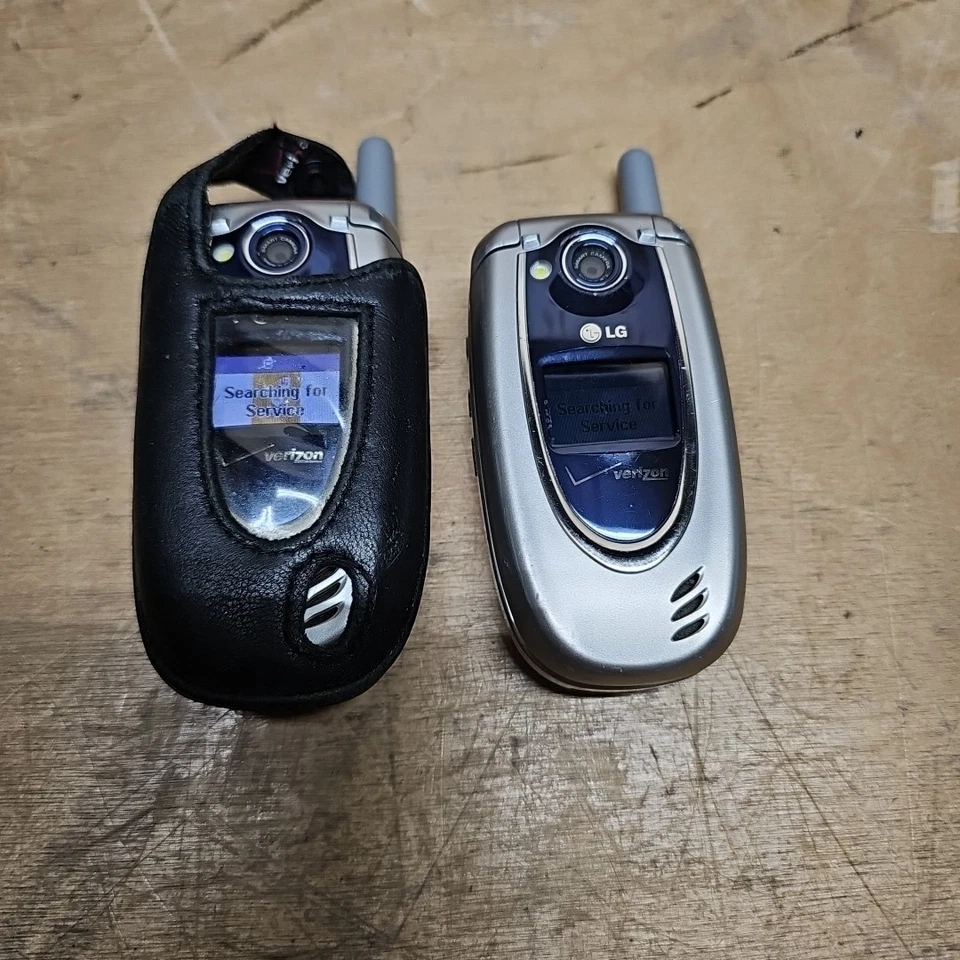 2 Verizon Wireless LG VX5400  & 5200 Flip Phones Both Power On W/Chargers  - Image 3 of 4