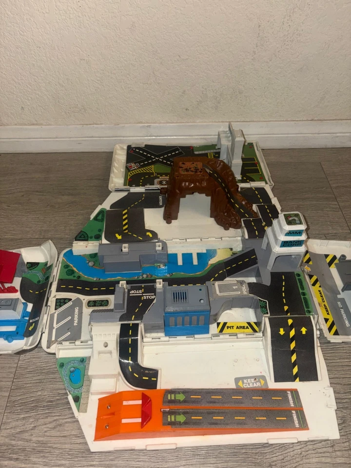 Vintage 1991 Micro Machines Galoob Super Van City Super Foldout Play Scene RV - Image 2 of 4